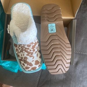 Women’s Ariat Slippers NWT
